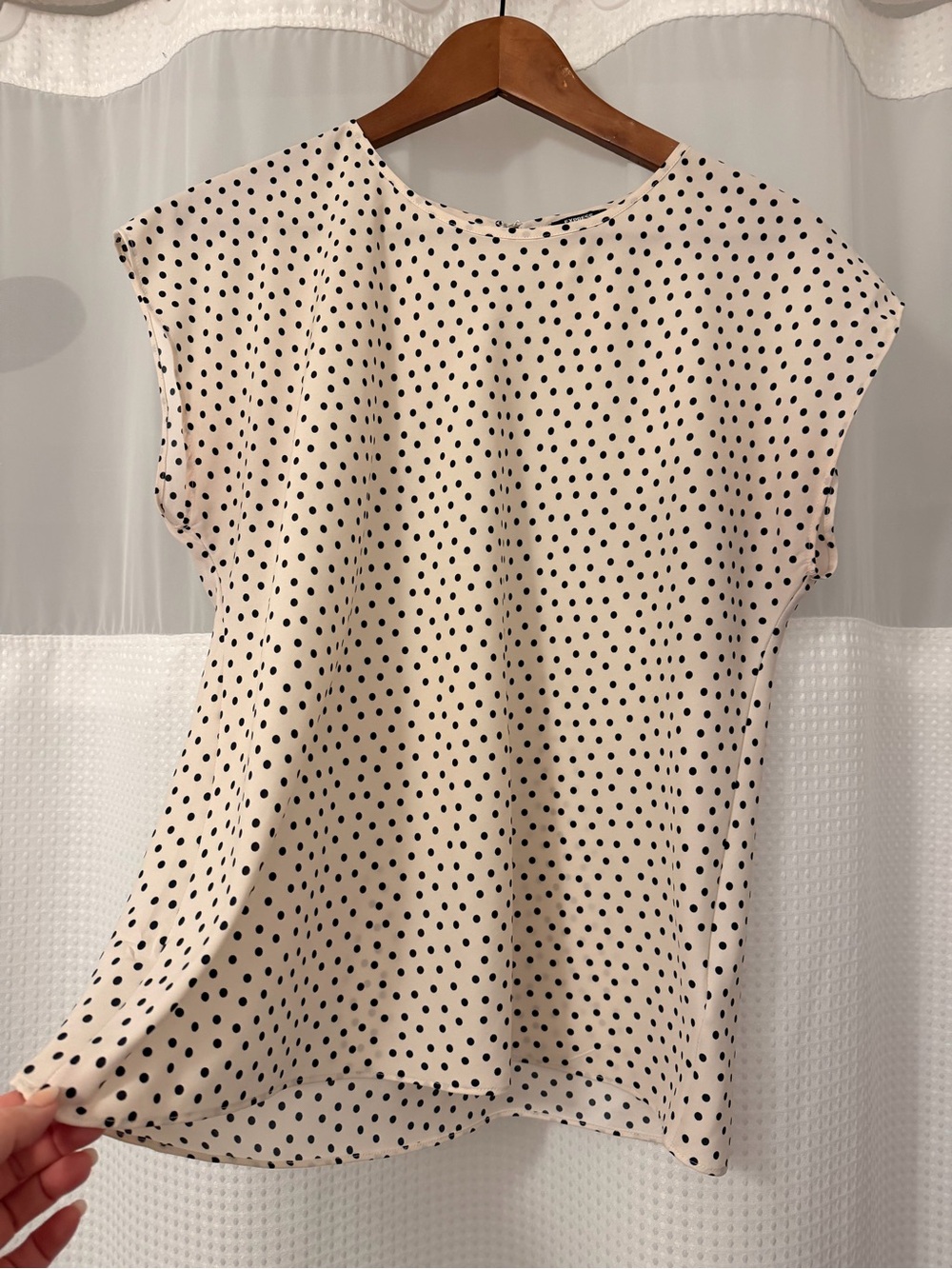 Women’s Express Cream Polka Dot Cap-Sleeve Blouse Medium